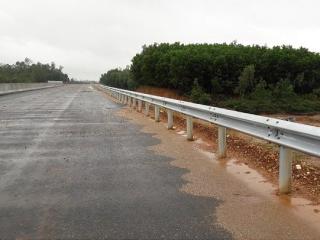 Đúc và lắp đặt viên bê tông dải phân cách