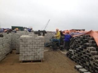 Đúc gạch bê tông tự chèn và lát sân cảng nhà máy lọc hóa dầu